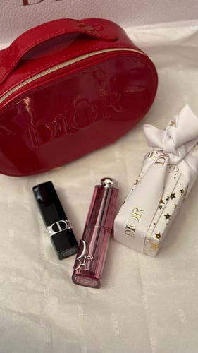 شنطة ميكب احمر مع عطر مس ديور رولر مغلف ٢٠ مل و بل...