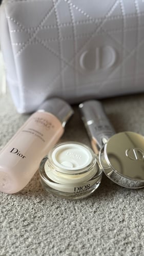 شنطة ميكب اوف وايت مع لوشن سائل للوجه ٥٠ مل وكريم...