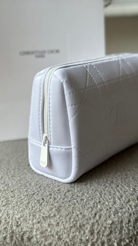 شنطة ميكب اوف وايت مع لوشن سائل للوجه ٥٠ مل وكريم...