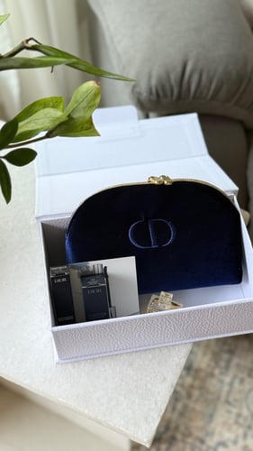 بوكس شنطة ميكب مع ميني ماسكرا وميني عطر مس ديور وع...