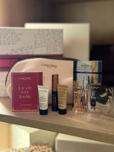 شنطة ميكب لانكوم مع عطر ٧ مل صب و عينة عطر ومسكرا...