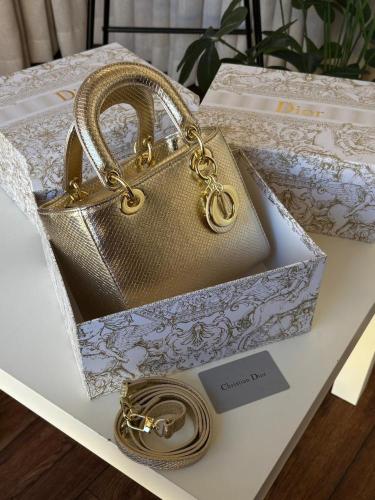 حقيبة Dior ذهبية فاتحة وأكسسوارات ذهبية فاخرة