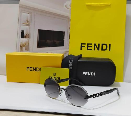 نظارة Fendi شمسية دائرية بعدسات رمادية متدرجة وإطا...
