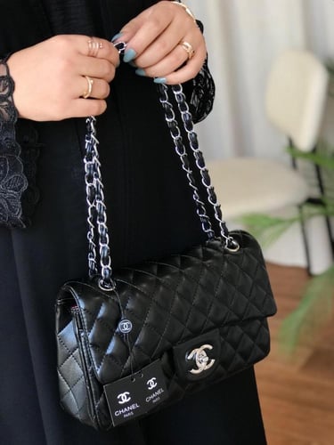 حقيبة شانيل السوداء مع سلسلة فضية: الفخامة تلتقي ب...