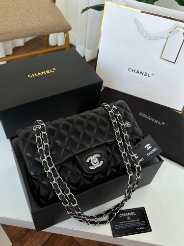 حقيبة شانيل السوداء مع سلسلة فضية: الفخامة تلتقي ب...