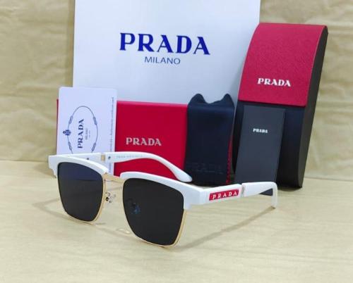 نظارة Prada شمسية بعدسات سوداء وإطار أسود وذهبي فا...