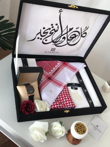 طقم "هيبة الأناقة" - جيفنشي الفاخر