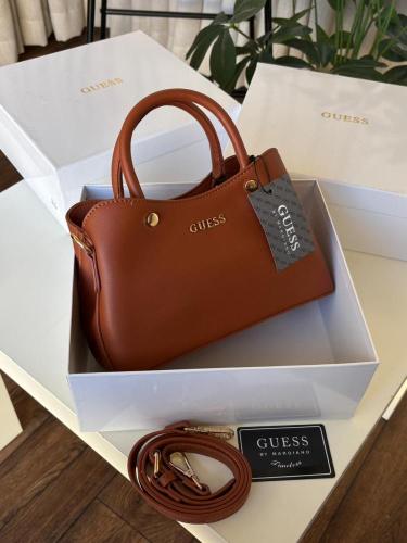 حقيبة Guess بنية فاتحة بتصميم أنيق ولمسات ذهبية