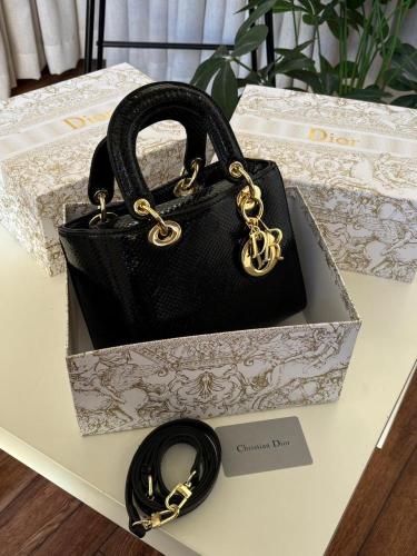 حقيبة Dior سوداء وأكسسوارات ذهبية فاخرة