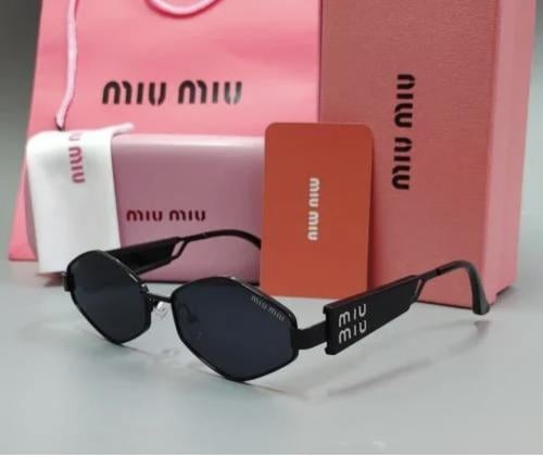 تميزي بإطلالة جريئة مع نظارات Miu Miu الشمسية