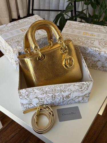 حقيبة Dior ذهبية براقة وأكسسوارات ذهبية فاخرة