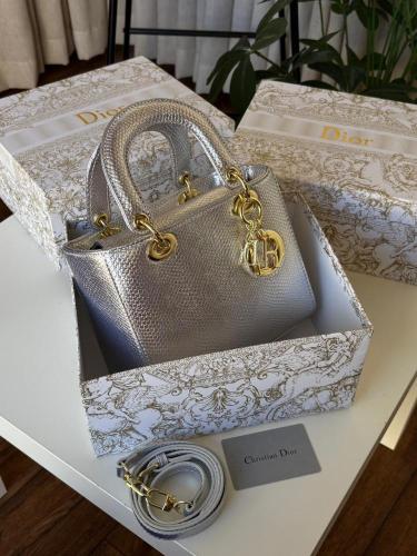 حقيبة Dior بيضاء براقة وأكسسوارات ذهبية فاخرة