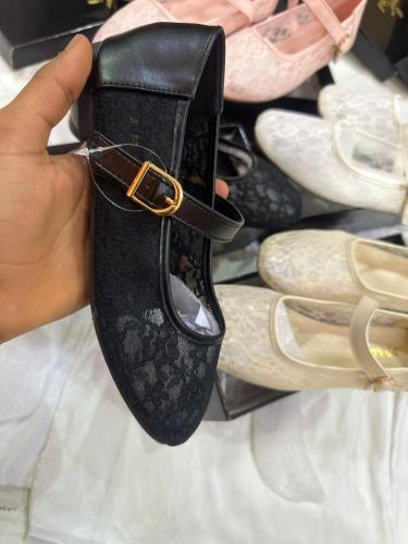 حذاء Prada الأسود الفاخر بحزام جلدي وإبزيم ذهبي أن...