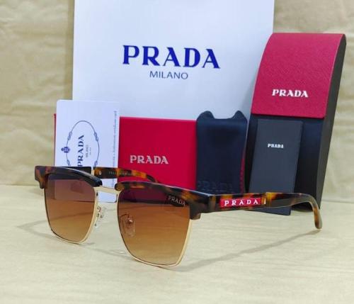 نظارة Prada شمسية بعدسات بنية متدرجة