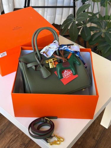 حقيبة Hermes أخضر فاتح وأكسسوارات ذهبية وشرائط حري...