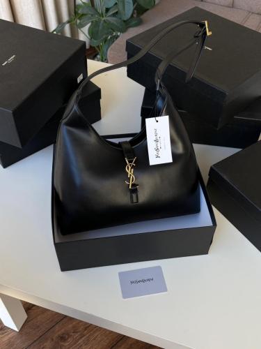 حقيبة الجلد السوداء من YSL: رمز الأناقة والتميز