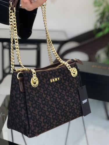 حقيبة DKNY البنية: الأناقة والعملية في تصميم واحد