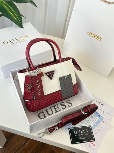 حقيبة غس Guess: أناقة مزدوجة بألوان الأبيض والخمري