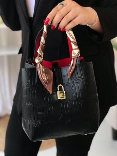 حقيبة CH: لمسة من الفخامة!