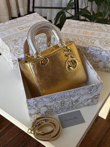 حقيبة Dior ذهبية براقة بمقابض بيضاء وأكسسوارات ذهب...