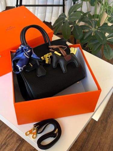 حقيبة Hermes سوداء وأكسسوارات ذهبية وأزرق فاخرة