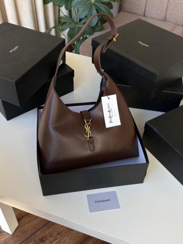 حقيبة الجلد البنية من YSL: فخامة وأناقة لا تضاهى