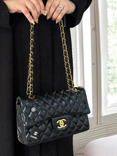 حقيبة شانيل السوداء مع سلسلة ذهبية: رمز الفخامة وا...