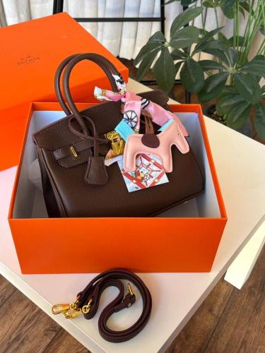حقيبة Hermes بني داكن وأكسسوارات ذهبية وشرائط ملون...