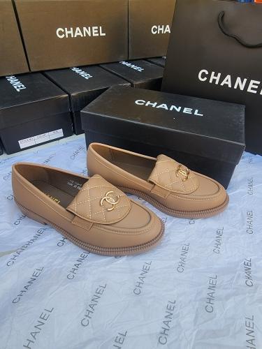أحذية Chanel بلون بيج دافئ: أناقة وفخامة في كل خطو...