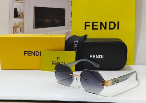 نظارة Fendi شمسية بعدسات رمادية متدرجة وتفاصيل ذهب...