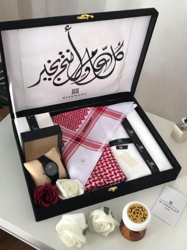 طقم "الأناقة السوداء" - جيفنشي المميز