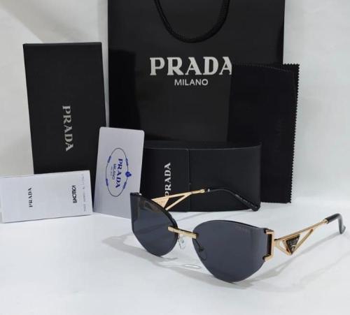 نظارة Prada شمسية بعدسات سوداء