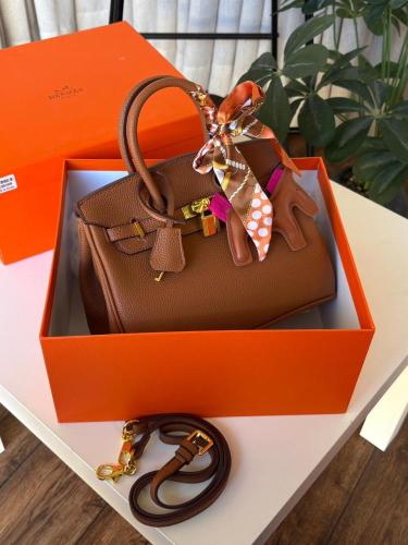 حقيبة Hermes بنية كاراميل وأكسسوارات ذهبية وسكارف...