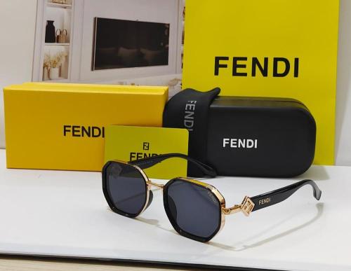 نظارة Fendi شمسية نسائية سداسية بعدسات سوداء