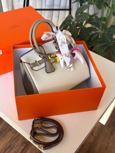 حقيبة Hermes بيضاء كريمية بتفاصيل رمادية وأكسسوارا...