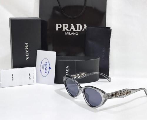 نظارة Prada شمسية بعدسات رمادية وإطار شفاف رمادي ف...