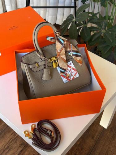حقيبة Hermes بيج فاتح وأكسسوارات ذهبية وشرائط ملون...
