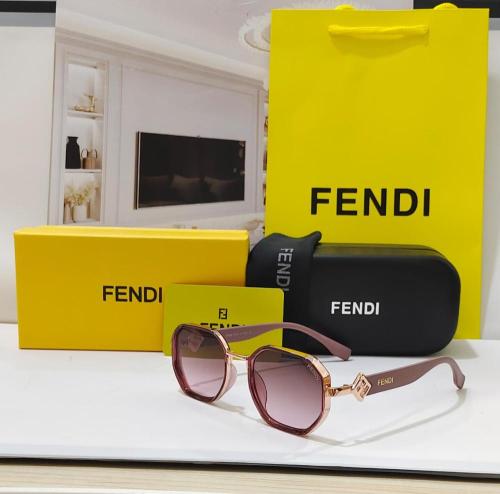 نظارة Fendi شمسية نسائية سداسية بعدسات وردية متدرج...