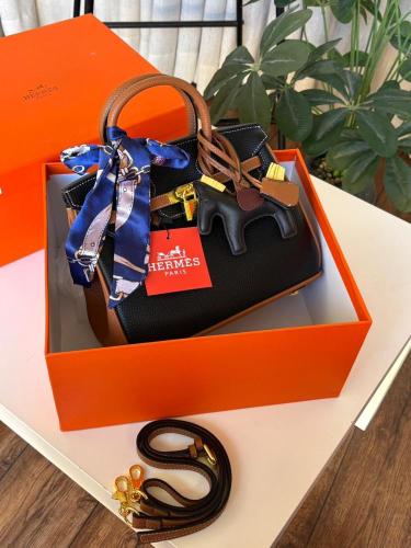 حقيبة Hermes سوداء بتفاصيل كاراميل وأكسسوارات ذهبي...