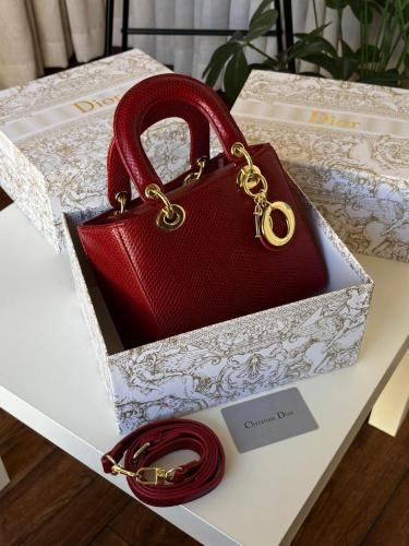 حقيبة Dior حمراء عميقة وأكسسوارات ذهبية فاخرة
