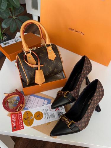 طقم لويس فويتون حقيبة وحذاء — مونوغرام كلاسيكي بمق...