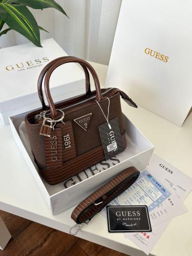 حقيبة غس Guess: أناقة لا تُضاهى بلون بني فاخر
