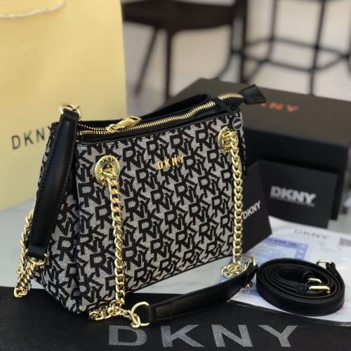حقيبة DKNY الرمادية: الأناقة العصرية في كل تفصيلة
