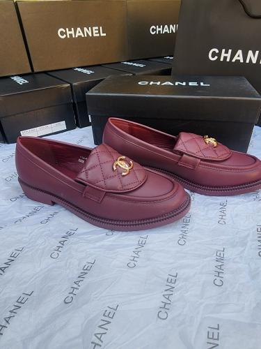 أحذية Chanel بلون خمري: الفخامة والأناقة في كل خطو...