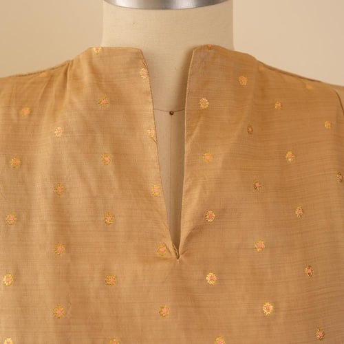 جلابية فاخرة بلون بيج برونزي وتفاصيل تل ناعمة