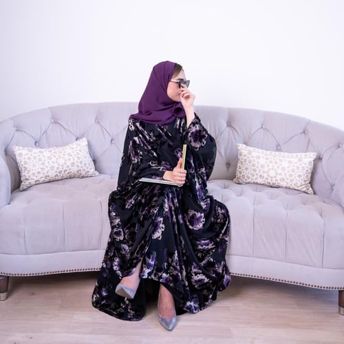 عباية مخمل شتوية مطرّزة بنقوش فاخرة