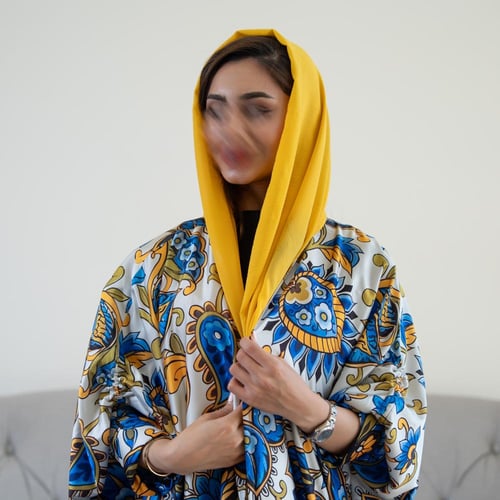 عباية حرير بنقشة فخمة و زم في الأكمام
