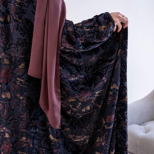 عباية مخمل شتوية بتفاصيل بنية