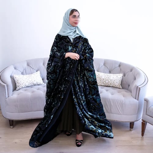 عباية مخمل شتوية مطرّزة بنقوش فاخرة