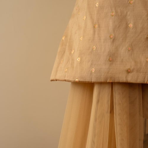 جلابية فاخرة بلون بيج برونزي وتفاصيل تل ناعمة